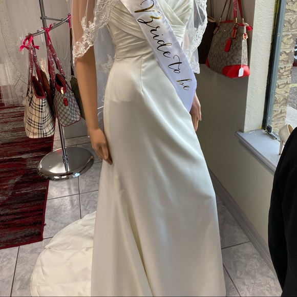 New wedding dress - Picture 2 of 5